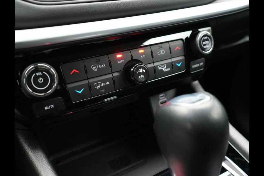 Jeep Compass 4xe 240 Electric S Plug In Hybrid 240pk PHEV | Adaptive Cruise | Camera | Lederen Sportstoelen Verwarmd | Apple Carplay | Stuur Verwarmd | Virtual | Keyless | Navigatie | DAB |