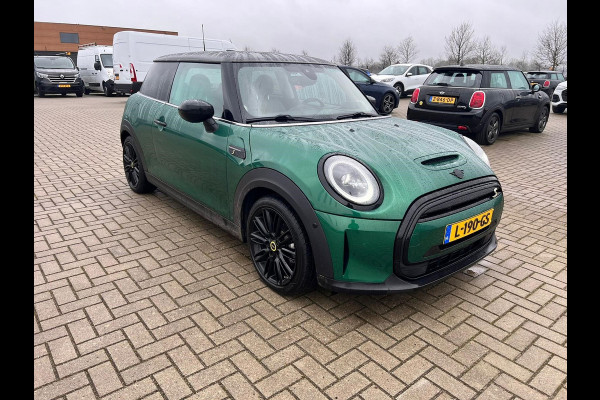 MINI Mini Electric Classic 33 kWh | Panoramadak | Leer | Headup | Stoel- en Stuurverw. | Harman Kardon | Camera | Adap. Cruise | British racing green, zwart dak, Extra getint glas achter, Comfortstoelen, Navigatie, Apple carplay/Android auto