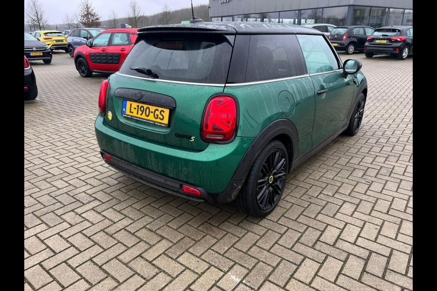 MINI Mini Electric Classic 33 kWh | Panoramadak | Leer | Headup | Stoel- en Stuurverw. | Harman Kardon | Camera | Adap. Cruise | British racing green, zwart dak, Extra getint glas achter, Comfortstoelen, Navigatie, Apple carplay/Android auto