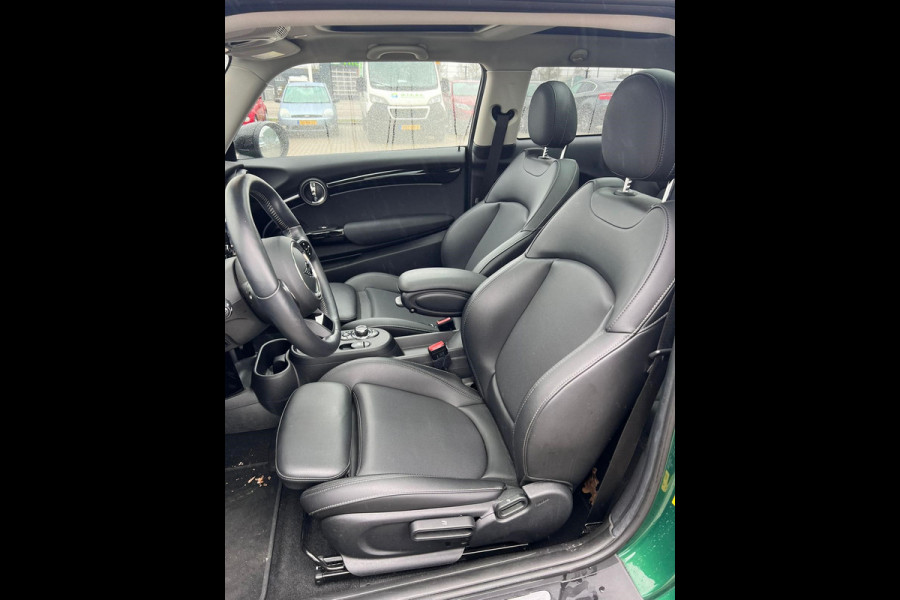 MINI Mini Electric Classic 33 kWh | Panoramadak | Leer | Headup | Stoel- en Stuurverw. | Harman Kardon | Camera | Adap. Cruise | British racing green, zwart dak, Extra getint glas achter, Comfortstoelen, Navigatie, Apple carplay/Android auto