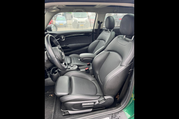 MINI Mini Electric Classic 33 kWh | Panoramadak | Leer | Headup | Stoel- en Stuurverw. | Harman Kardon | Camera | Adap. Cruise | British racing green, zwart dak, Extra getint glas achter, Comfortstoelen, Navigatie, Apple carplay/Android auto
