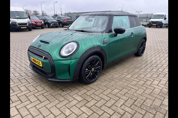 MINI Mini Electric Classic 33 kWh | Panoramadak | Leer | Headup | Stoel- en Stuurverw. | Harman Kardon | Camera | Adap. Cruise | British racing green, zwart dak, Extra getint glas achter, Comfortstoelen, Navigatie, Apple carplay/Android auto