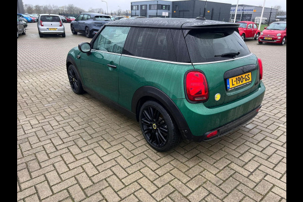 MINI Mini Electric Classic 33 kWh | Panoramadak | Leer | Headup | Stoel- en Stuurverw. | Harman Kardon | Camera | Adap. Cruise | British racing green, zwart dak, Extra getint glas achter, Comfortstoelen, Navigatie, Apple carplay/Android auto