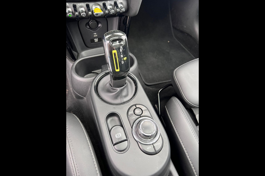 MINI Mini Electric Classic 33 kWh | Panoramadak | Leer | Headup | Stoel- en Stuurverw. | Harman Kardon | Camera | Adap. Cruise | British racing green, zwart dak, Extra getint glas achter, Comfortstoelen, Navigatie, Apple carplay/Android auto