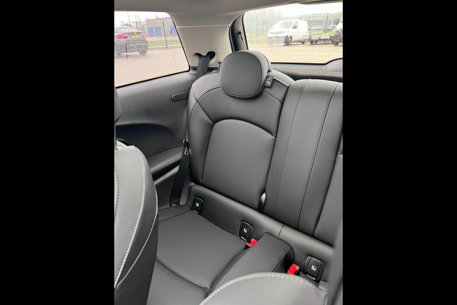 MINI Mini Electric Classic 33 kWh | Panoramadak | Leer | Headup | Stoel- en Stuurverw. | Harman Kardon | Camera | Adap. Cruise | British racing green, zwart dak, Extra getint glas achter, Comfortstoelen, Navigatie, Apple carplay/Android auto