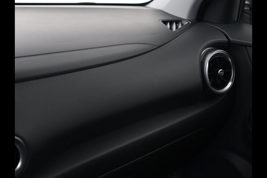 Hyundai Kona EV Fashion 64 kWh | Stoelverwarming | Head-Up | Camera | Carplay | Adaptive cruise | Navigatie | Keyless | Climate control