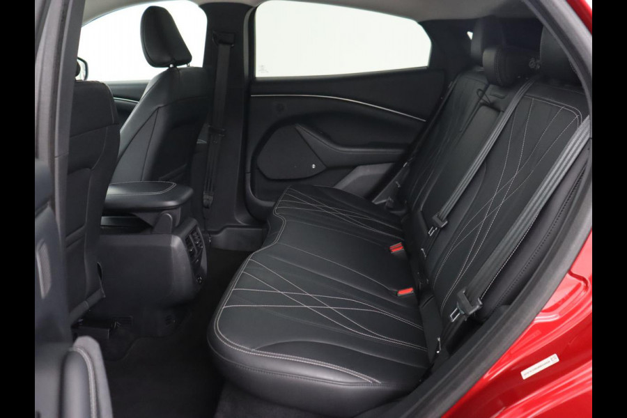Ford Mustang Mach-E RWD 75 kWh | Leder | Stoelverwarming | 360 Camera | B&O Sound | Adaptive cruise | Carplay | Keyless | Navigatie | Stuurverwarming | Full LED | 20'' lichtmetalen velgen