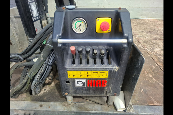 Iveco Daily 3.0I CNG Kraan Laadbak AUT-6 HIAB 3-Persoons Navi Ecc Trekhaak Camera Blue power Alpine 2-Din Infotainment Sys. Bluetooth Opbergkasten Betonplex Vloer Compressed Natural Gas (CNG) EURO-6 375 35S14N Voertuig 1e Eigenaar Euro 6