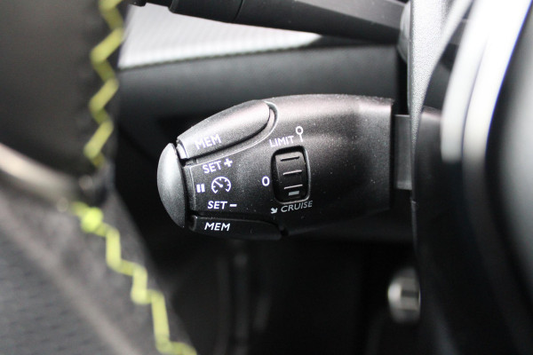 Peugeot 208 1.2 100PK GT | NAVIGATIE | KEYLESS ENTRY/START | APPLE CARPLAY/ANDROID AUTO | LICHTMETALEN VELGEN 17" | 3-D INSTRUMENTENPANEEL | DAB+ RADIO | DODEHOEK DETECTIE | CRUISE CONTROL | LANE ASSIST | CLIMATE CONTROL | ZWART DAK |