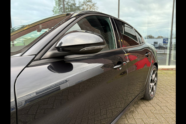 Alfa Romeo Giulia 2.0T Sprint - Automaat - Pano/Schuifdak - Leder - Navi - Afn. Trekhaak -Org.NL