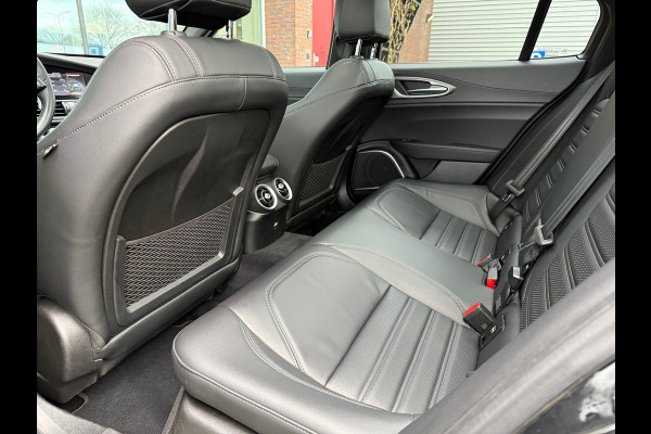 Alfa Romeo Giulia 2.0T Sprint - Automaat - Pano/Schuifdak - Leder - Navi - Afn. Trekhaak -Org.NL