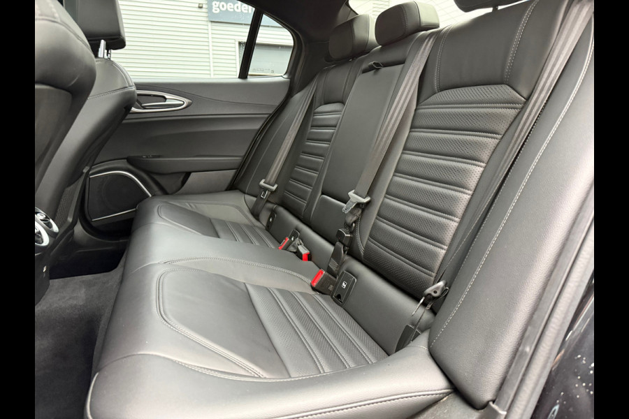 Alfa Romeo Giulia 2.0T Sprint - Automaat - Pano/Schuifdak - Leder - Navi - Afn. Trekhaak -Org.NL