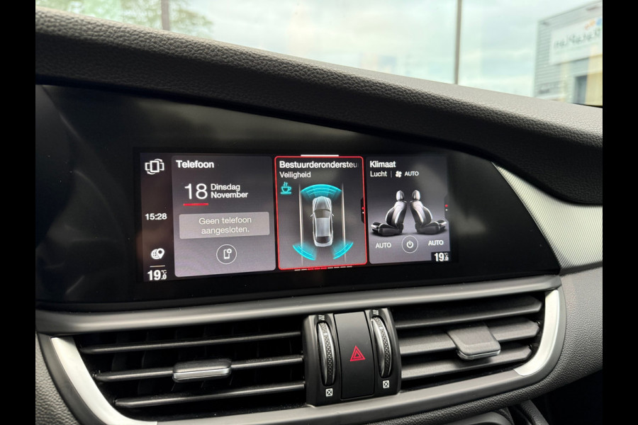 Alfa Romeo Giulia 2.0T Sprint - Automaat - Pano/Schuifdak - Leder - Navi - Afn. Trekhaak -Org.NL