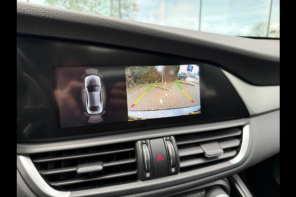 Alfa Romeo Giulia 2.0T Sprint - Automaat - Pano/Schuifdak - Leder - Navi - Afn. Trekhaak -Org.NL