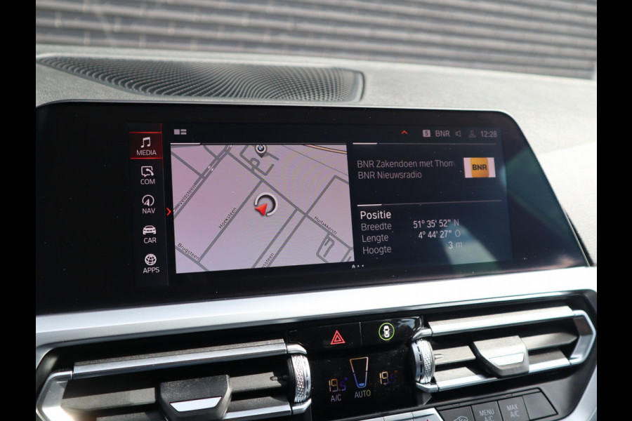 BMW 3 Serie Touring 320i Executive Sport Line Automaat / Live Cockpit Professional / Trekhaak / Panoramadak / Apple CarPlay / 18 Inch / Hifi / LED / Shadow Line