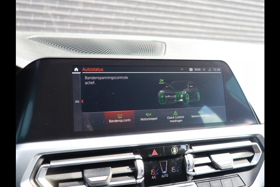 BMW 3 Serie Touring 320i Executive Sport Line Automaat / Live Cockpit Professional / Trekhaak / Panoramadak / Apple CarPlay / 18 Inch / Hifi / LED / Shadow Line