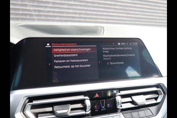 BMW 3 Serie Touring 320i Executive Sport Line Automaat / Live Cockpit Professional / Trekhaak / Panoramadak / Apple CarPlay / 18 Inch / Hifi / LED / Shadow Line