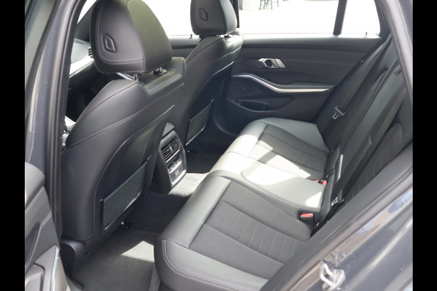 BMW 3 Serie Touring 320i Executive Sport Line Automaat / Live Cockpit Professional / Trekhaak / Panoramadak / Apple CarPlay / 18 Inch / Hifi / LED / Shadow Line
