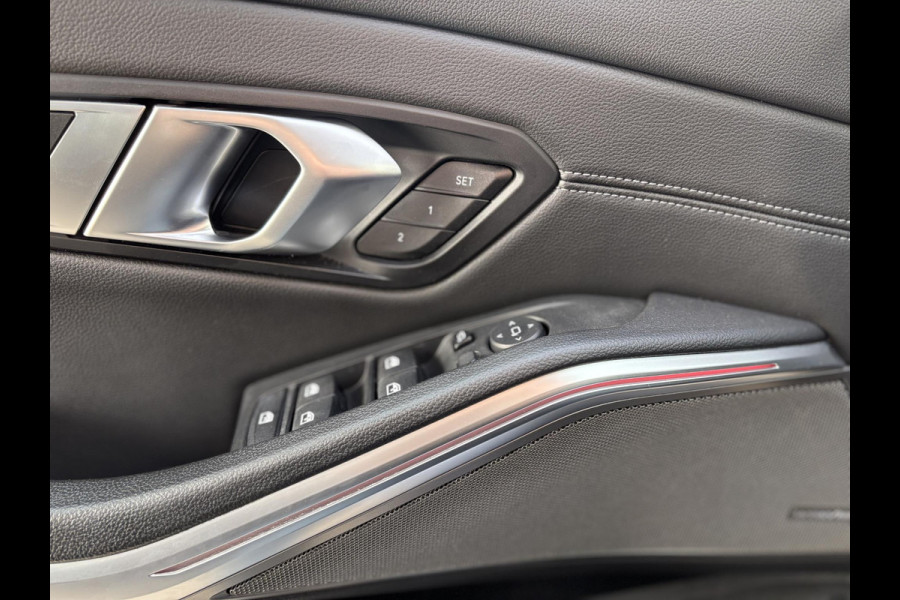 BMW 3 Serie Touring 330i xDrive High Executive M Sport Pakket Automaat / Live Cockpit Professional / Panoramadak / Trekhaak / Leder / Apple CarPlay / Harman Kardon / 19 Inch / Shadow Line / Laserlicht / Head-Up Display / M Sportremsysteem / Adaptief M-onderstel