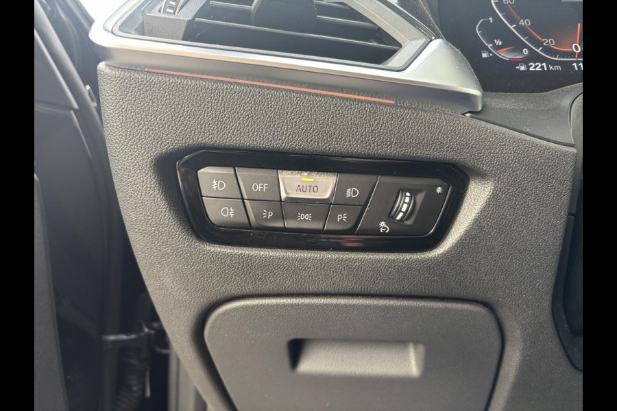 BMW 3 Serie Touring 330i xDrive High Executive M Sport Pakket Automaat / Live Cockpit Professional / Panoramadak / Trekhaak / Leder / Apple CarPlay / Harman Kardon / 19 Inch / Shadow Line / Laserlicht / Head-Up Display / M Sportremsysteem / Adaptief M-onderstel