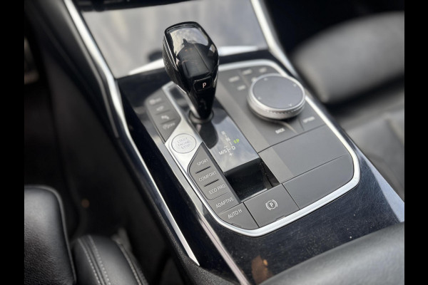 BMW 3 Serie Touring 330i xDrive High Executive M Sport Pakket Automaat / Live Cockpit Professional / Panoramadak / Trekhaak / Leder / Apple CarPlay / Harman Kardon / 19 Inch / Shadow Line / Laserlicht / Head-Up Display / M Sportremsysteem / Adaptief M-onderstel