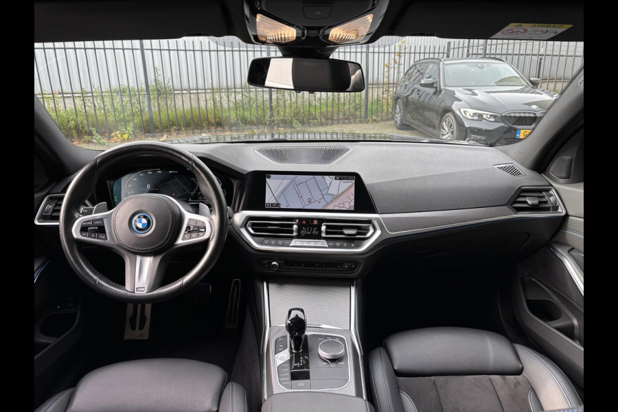 BMW 3 Serie Touring 330e High Executive M Sport Pakket Automaat / Panoramadak / Live Cockpit Professional / Stoelverwarming / Laser Light / 20" / M Performance Pack / Head-Up Display / Shadow Line / Extra Getint Glas