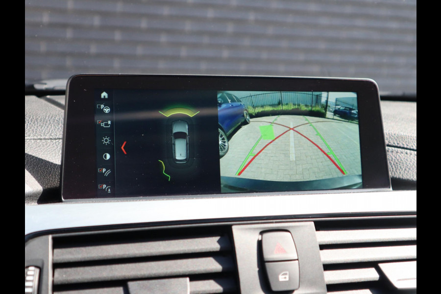 BMW 3 Serie Touring 320i High Executive M Sport Pakket Automaat / Panoramadak / Navigatie Professional / Leder / 19 Inch / Shadow Line / LED / Stoelverwarming / Lichtpakket / Achteruitrijcamera / Extra Getint Glas