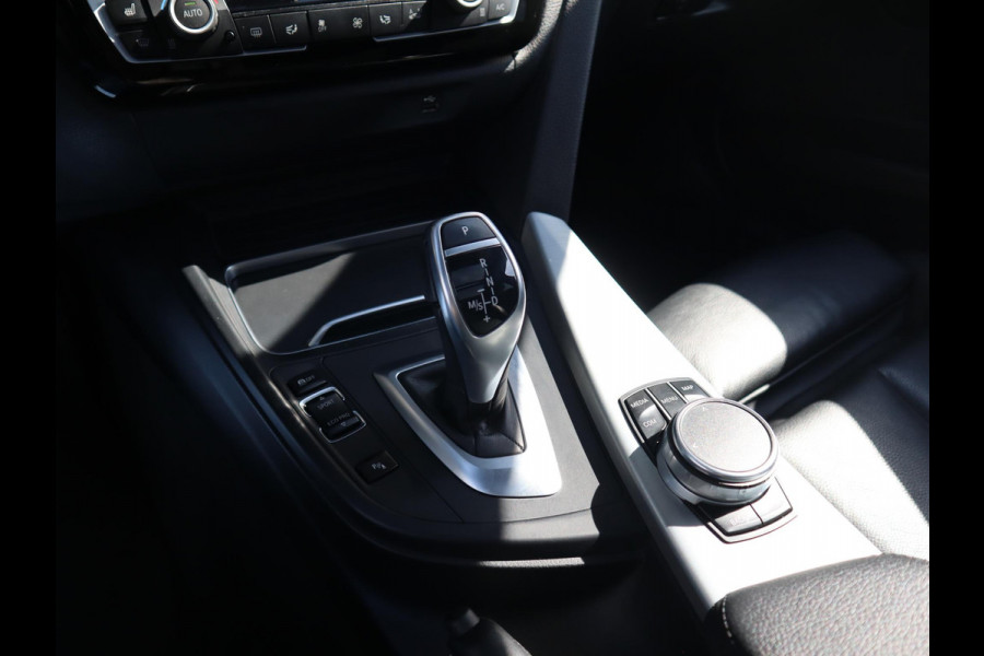 BMW 3 Serie Touring 320i High Executive M Sport Pakket Automaat / Panoramadak / Navigatie Professional / Leder / 19 Inch / Shadow Line / LED / Stoelverwarming / Lichtpakket / Achteruitrijcamera / Extra Getint Glas