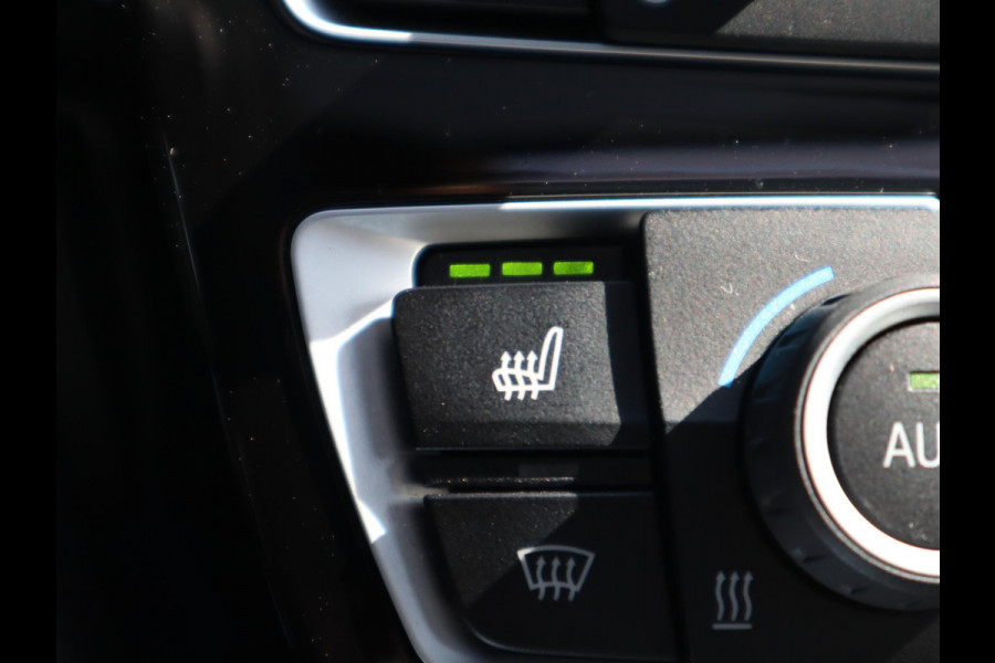 BMW 3 Serie Touring 320i High Executive M Sport Pakket Automaat / Panoramadak / Navigatie Professional / Leder / 19 Inch / Shadow Line / LED / Stoelverwarming / Lichtpakket / Achteruitrijcamera / Extra Getint Glas