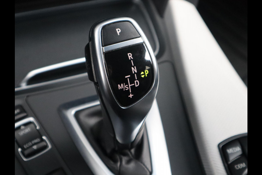 BMW 3 Serie Touring 320i High Executive M Sport Pakket Automaat / Navigatiesysteem Professional / Leder / Hifi / LED / Stoelverwarming / Climate Control / 18 Inch / Shadow Line / Extra Getint Glas / Parkeersensoren