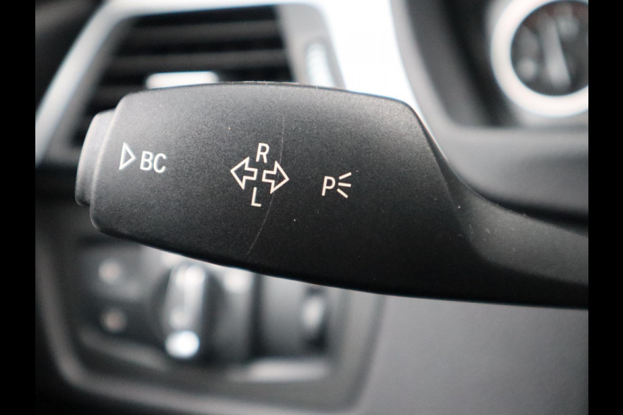 BMW 3 Serie Touring 320i High Executive M Sport Pakket Automaat / Navigatiesysteem Professional / Leder / Hifi / LED / Stoelverwarming / Climate Control / 18 Inch / Shadow Line / Extra Getint Glas / Parkeersensoren