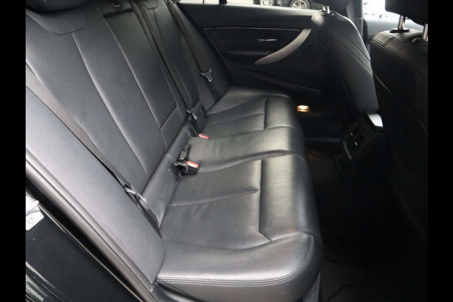 BMW 3 Serie Touring 320i High Executive M Sport Pakket Automaat / Navigatiesysteem Professional / Leder / Hifi / LED / Stoelverwarming / Climate Control / 18 Inch / Shadow Line / Extra Getint Glas / Parkeersensoren