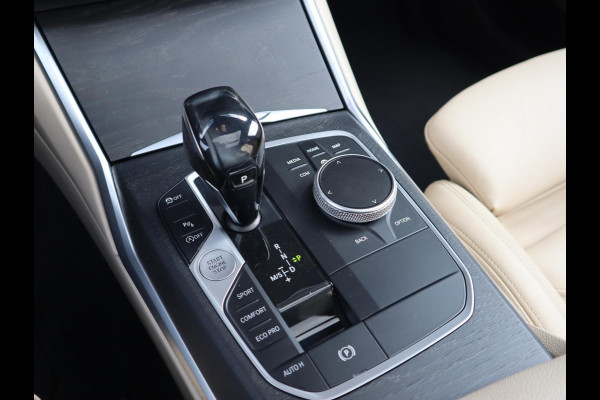 BMW 3 Serie Touring 320i High Executive M Sport Pakket Automaat / Live Cockpit Professional / Panoramadak / Leder / Adaptive Cruise Control / Head-Up Display / Apple CarPlay / 19 Inch / M Sportremsysteem / Shadow Line / LED / Extra Getint Glas / Stoelverwarming