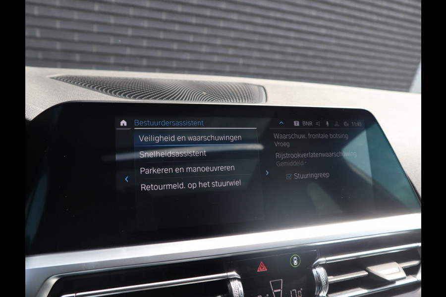BMW 3 Serie Touring 320e xDrive High Executive M Sport Pakket Automaat / Live Cockpit Professional / Adaptief M Onderstel / Panoramadak / Stoelverwarming / Extra Getint Glas / LED / 19 Inch / Hifi / Lichtpakket