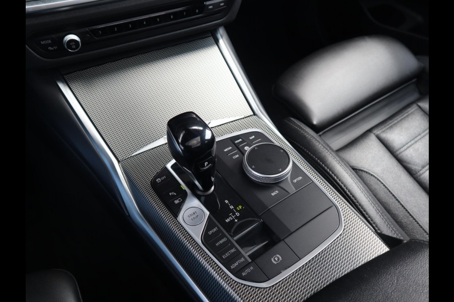 BMW 3 Serie Touring 320e xDrive High Executive M Sport Pakket Automaat / Live Cockpit Professional / Adaptief M Onderstel / Panoramadak / Stoelverwarming / Extra Getint Glas / LED / 19 Inch / Hifi / Lichtpakket
