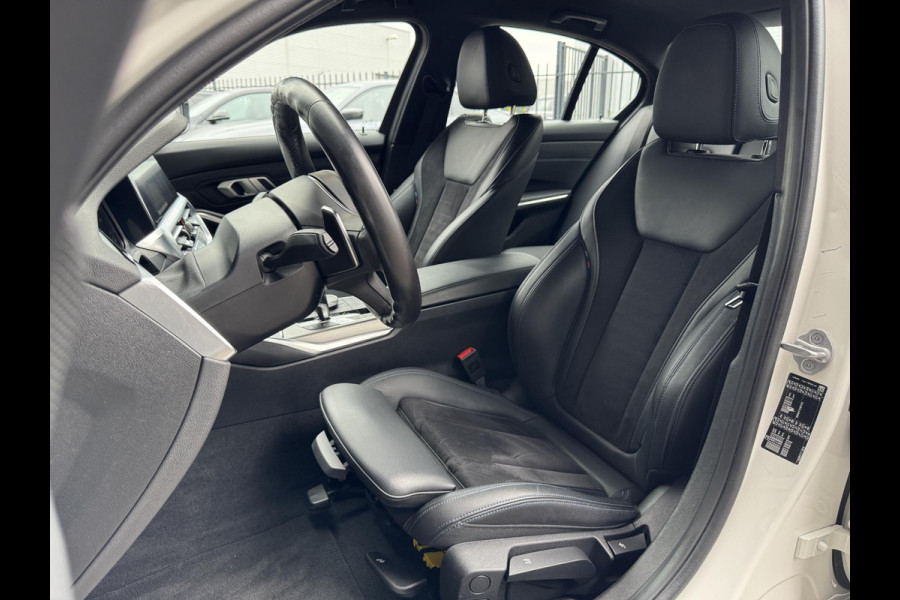 BMW 3 Serie Sedan 320i High Executive M Sport Pakket Automaat / Live Cockpit Professional / Hifi / LED / 19 Inch / DAB / Shadow Line / Neerklapbare Achterbank / M Achterspoiler / Stoelverwarming
