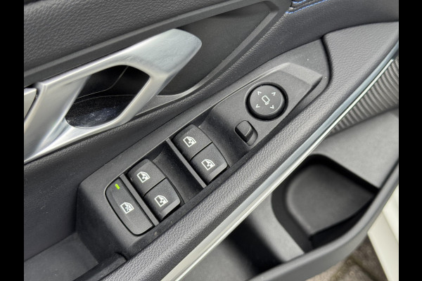 BMW 3 Serie Sedan 320i High Executive M Sport Pakket Automaat / Live Cockpit Professional / Hifi / LED / 19 Inch / DAB / Shadow Line / Neerklapbare Achterbank / M Achterspoiler / Stoelverwarming