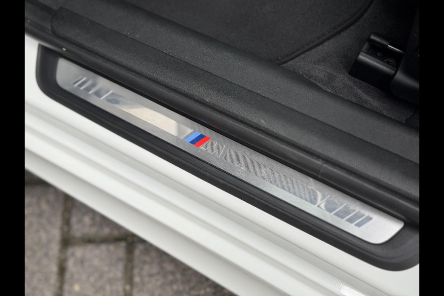 BMW 3 Serie Sedan 320i High Executive M Sport Pakket Automaat / Live Cockpit Professional / Hifi / LED / 19 Inch / DAB / Shadow Line / Neerklapbare Achterbank / M Achterspoiler / Stoelverwarming