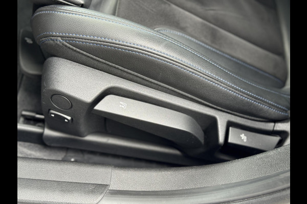 BMW 3 Serie Sedan 320i High Executive M Sport Pakket Automaat / Live Cockpit Professional / Hifi / LED / 19 Inch / DAB / Shadow Line / Neerklapbare Achterbank / M Achterspoiler / Stoelverwarming