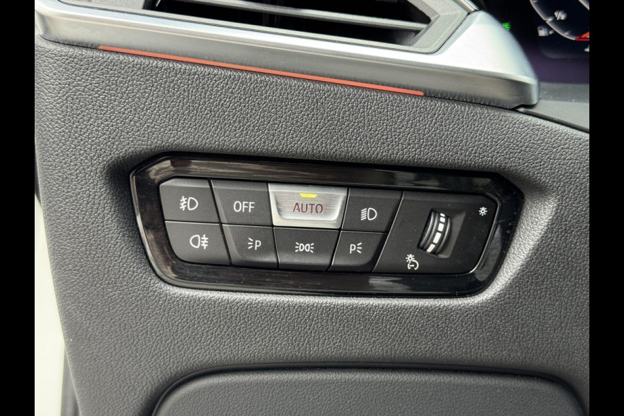 BMW 3 Serie Sedan 320i High Executive M Sport Pakket Automaat / Live Cockpit Professional / Hifi / LED / 19 Inch / DAB / Shadow Line / Neerklapbare Achterbank / M Achterspoiler / Stoelverwarming