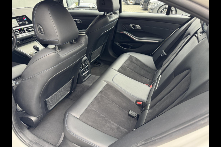 BMW 3 Serie Sedan 320i High Executive M Sport Pakket Automaat / Live Cockpit Professional / Hifi / LED / 19 Inch / DAB / Shadow Line / Neerklapbare Achterbank / M Achterspoiler / Stoelverwarming