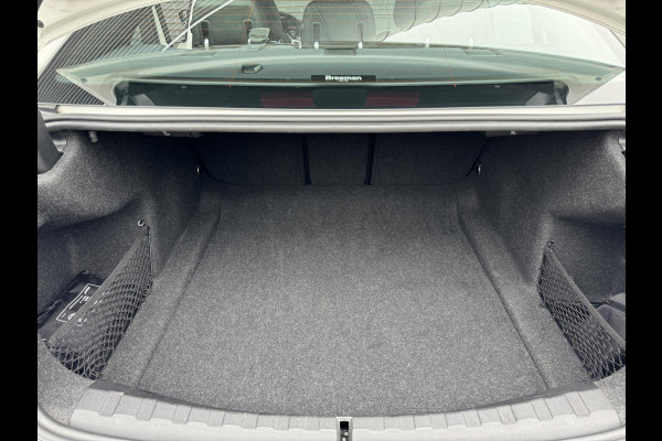 BMW 3 Serie Sedan 320i High Executive M Sport Pakket Automaat / Live Cockpit Professional / Hifi / LED / 19 Inch / DAB / Shadow Line / Neerklapbare Achterbank / M Achterspoiler / Stoelverwarming