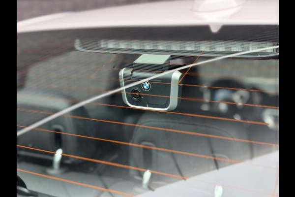 BMW 3 Serie Sedan 320i High Executive M Sport Pakket Automaat / Live Cockpit Professional / Hifi / LED / 19 Inch / DAB / Shadow Line / Neerklapbare Achterbank / M Achterspoiler / Stoelverwarming