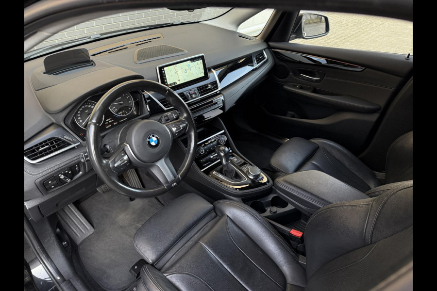 BMW 2 Serie Active Tourer 218i High Executive Sport Line Automaat / Navigatie Plus / Head-Up Display / Hifi / Leder / 17 Inch / Driving Assistant / Achteruitrijcamera / Sportstoelen / Parkeerassistent / Stoelverwarming / LED