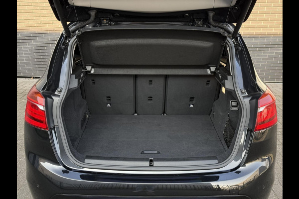 BMW 2 Serie Active Tourer 218i High Executive Sport Line Automaat / Navigatie Plus / Head-Up Display / Hifi / Leder / 17 Inch / Driving Assistant / Achteruitrijcamera / Sportstoelen / Parkeerassistent / Stoelverwarming / LED