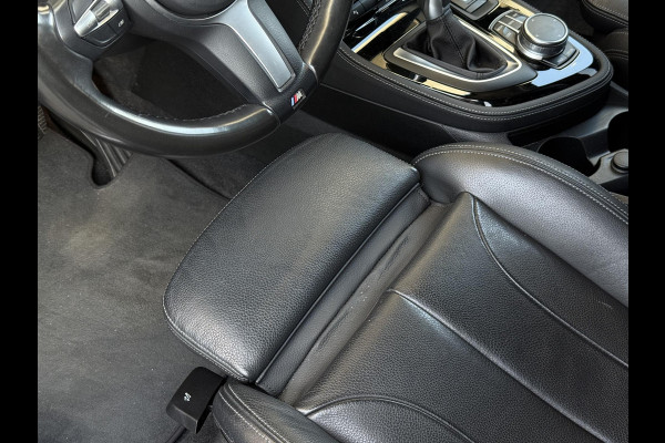 BMW 2 Serie Active Tourer 218i High Executive Sport Line Automaat / Navigatie Plus / Head-Up Display / Hifi / Leder / 17 Inch / Driving Assistant / Achteruitrijcamera / Sportstoelen / Parkeerassistent / Stoelverwarming / LED