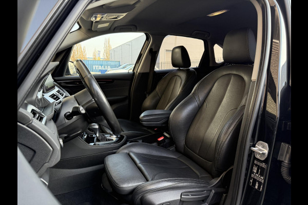 BMW 2 Serie Active Tourer 218i High Executive Sport Line Automaat / Navigatie Plus / Head-Up Display / Hifi / Leder / 17 Inch / Driving Assistant / Achteruitrijcamera / Sportstoelen / Parkeerassistent / Stoelverwarming / LED