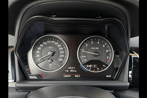 BMW 2 Serie Active Tourer 218i High Executive Sport Line Automaat / Navigatie Plus / Head-Up Display / Hifi / Leder / 17 Inch / Driving Assistant / Achteruitrijcamera / Sportstoelen / Parkeerassistent / Stoelverwarming / LED