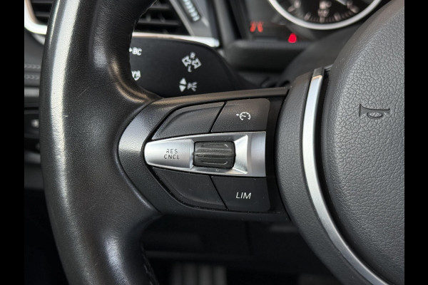 BMW 2 Serie Active Tourer 218i High Executive Sport Line Automaat / Navigatie Plus / Head-Up Display / Hifi / Leder / 17 Inch / Driving Assistant / Achteruitrijcamera / Sportstoelen / Parkeerassistent / Stoelverwarming / LED