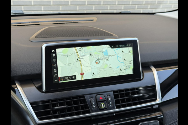BMW 2 Serie Active Tourer 218i High Executive Sport Line Automaat / Navigatie Plus / Head-Up Display / Hifi / Leder / 17 Inch / Driving Assistant / Achteruitrijcamera / Sportstoelen / Parkeerassistent / Stoelverwarming / LED